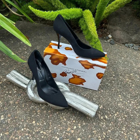 Donald J. Pliner Brave Black Crepe Elastic Stiletto 4” Heels Size 9.5 - Picture 1 of 11